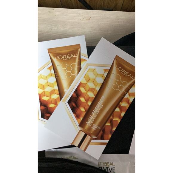 L'Oréal Small Gold And Black Makeup Bag with a sample assortment - Picture 4 of 7